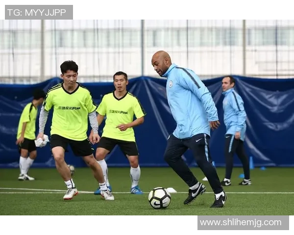 追踪足球球星力力成长之路与赛场辉煌成就全景解析